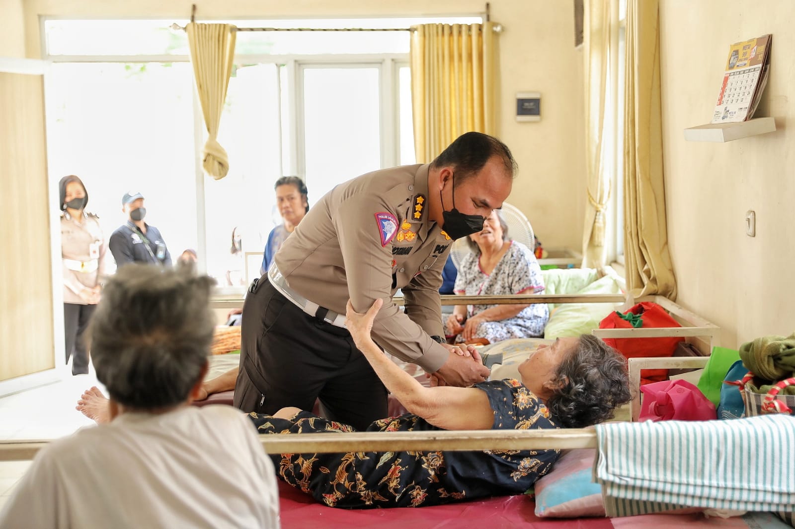  Kasubdit Laka Ditgakkum Korlantas Polri Kombes Pol Cornelis Ferdinand Hotman Sirait saat baksos di Panti Asuhan dan Panti Jompo Berkat Kasi