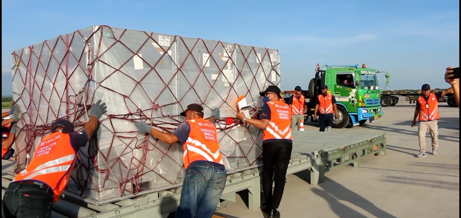 Logistik WSBK 2022 tiba di Bandar Udara Internasional Lombok
