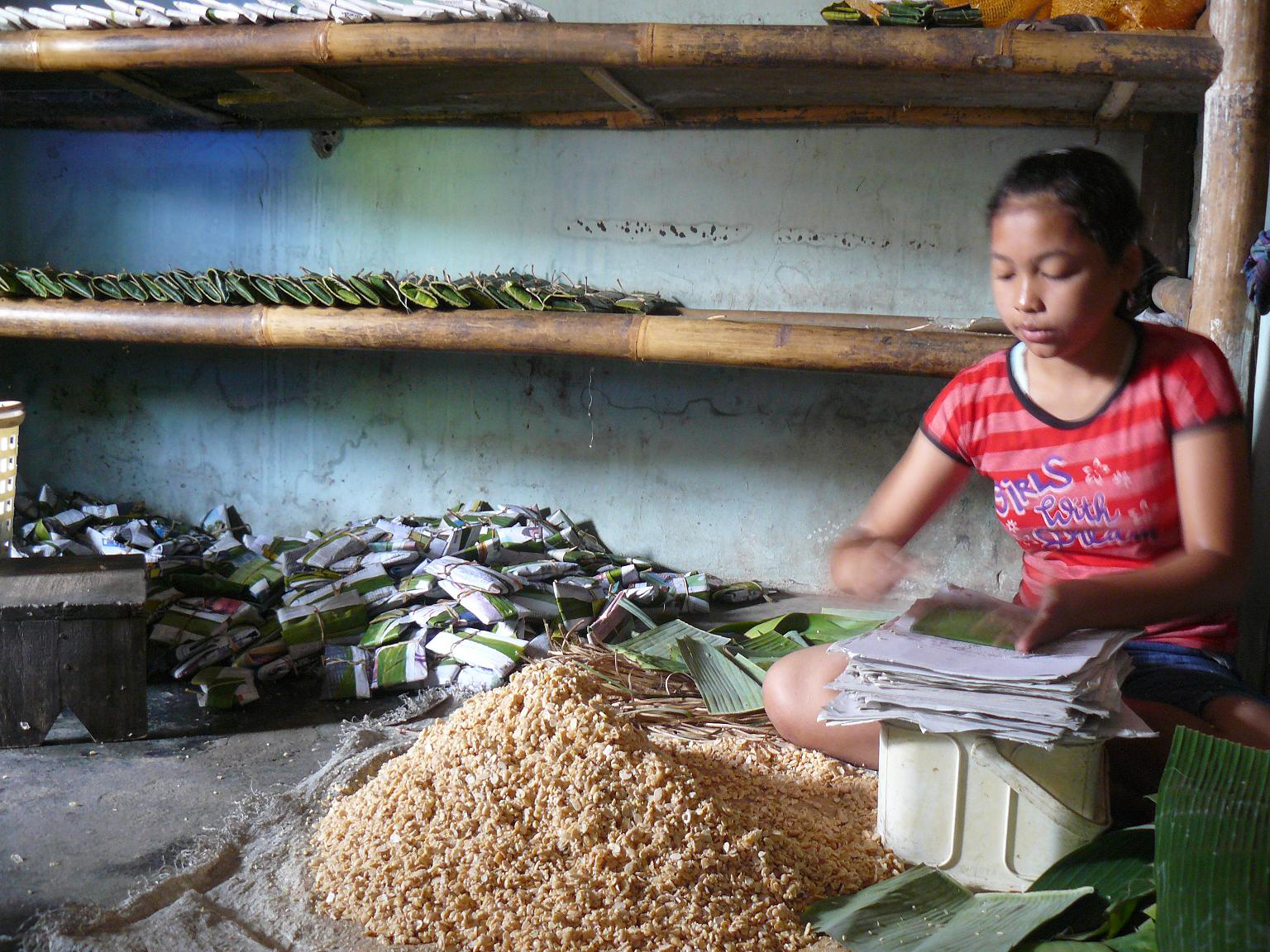 Perajin tempe akhirnya menaikkan harga tempe karena harga kacang kedelai terus naik setelah harga BBM subsidi dinaikkan.