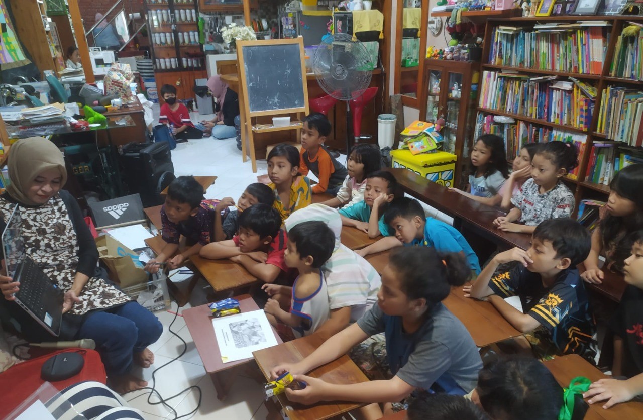 Kegiatan cerita rakyat dalam bahasa Inggris di d TMB Bukit Duri Bercerita, Tebet, Jakarta Selatan.