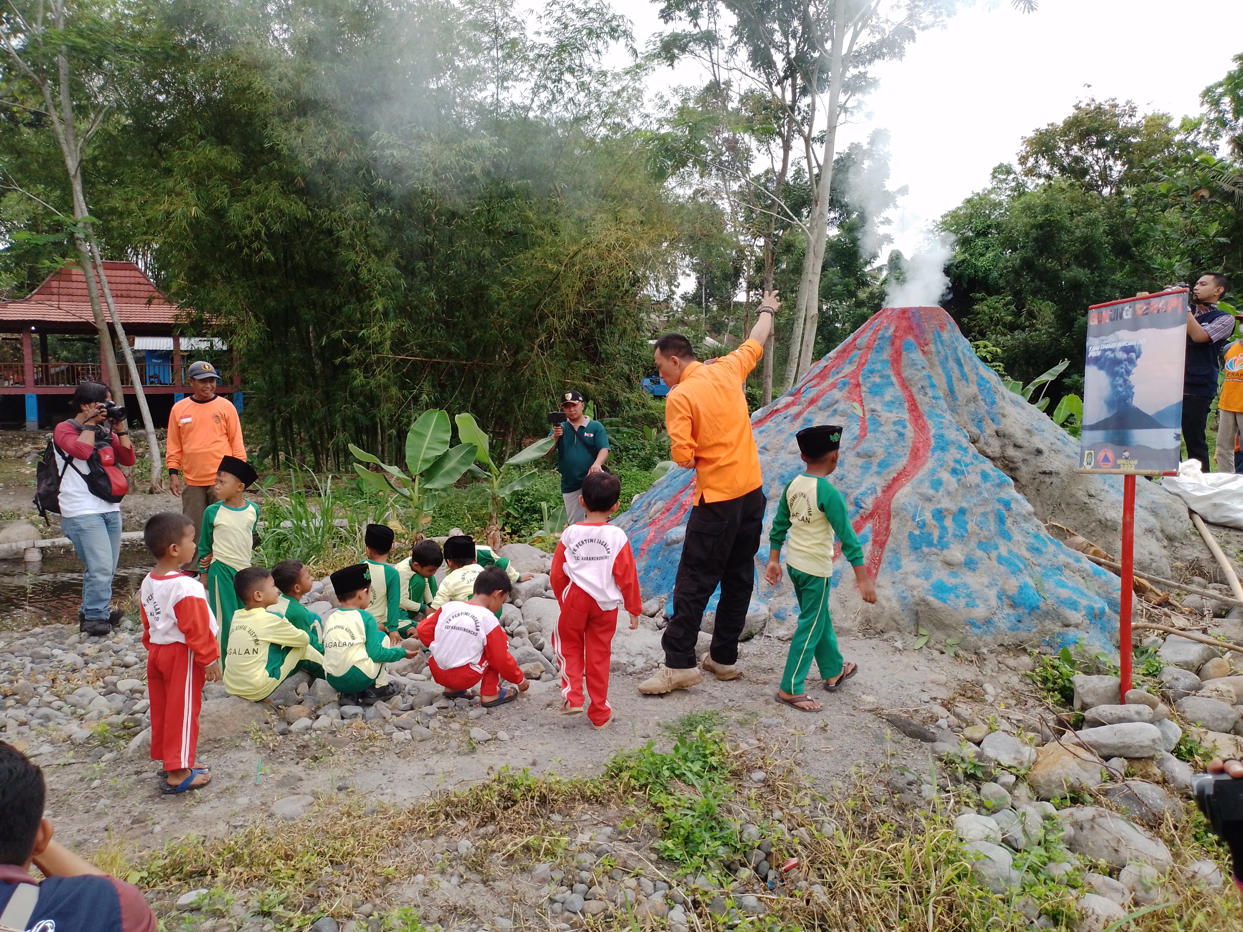 Anak-anak mengikuti simulasi kebencanaan yang digelar BPBD Klaten, Jawa Tengah