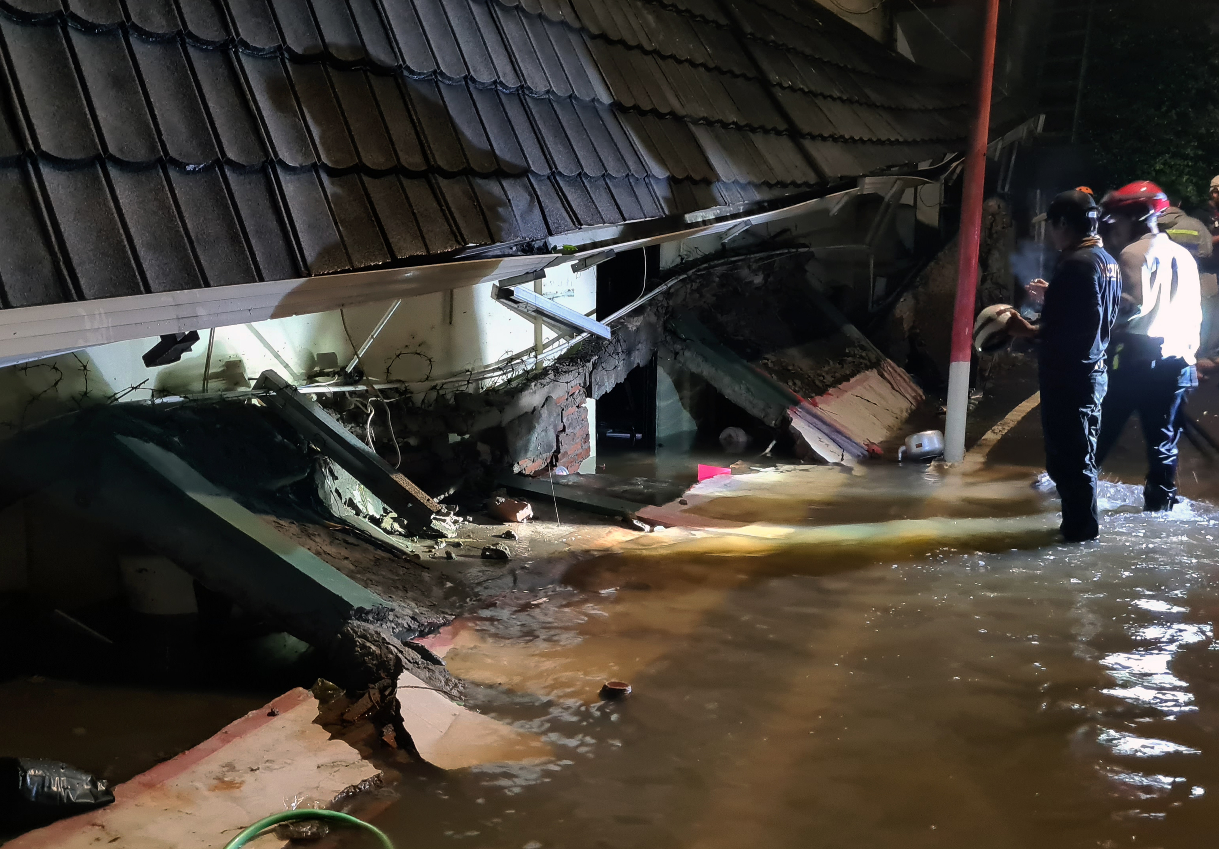 Petugas melakukan penyisiran pascarobohnya tembok di MTsN 19 Pondok Labu, Jakarta.