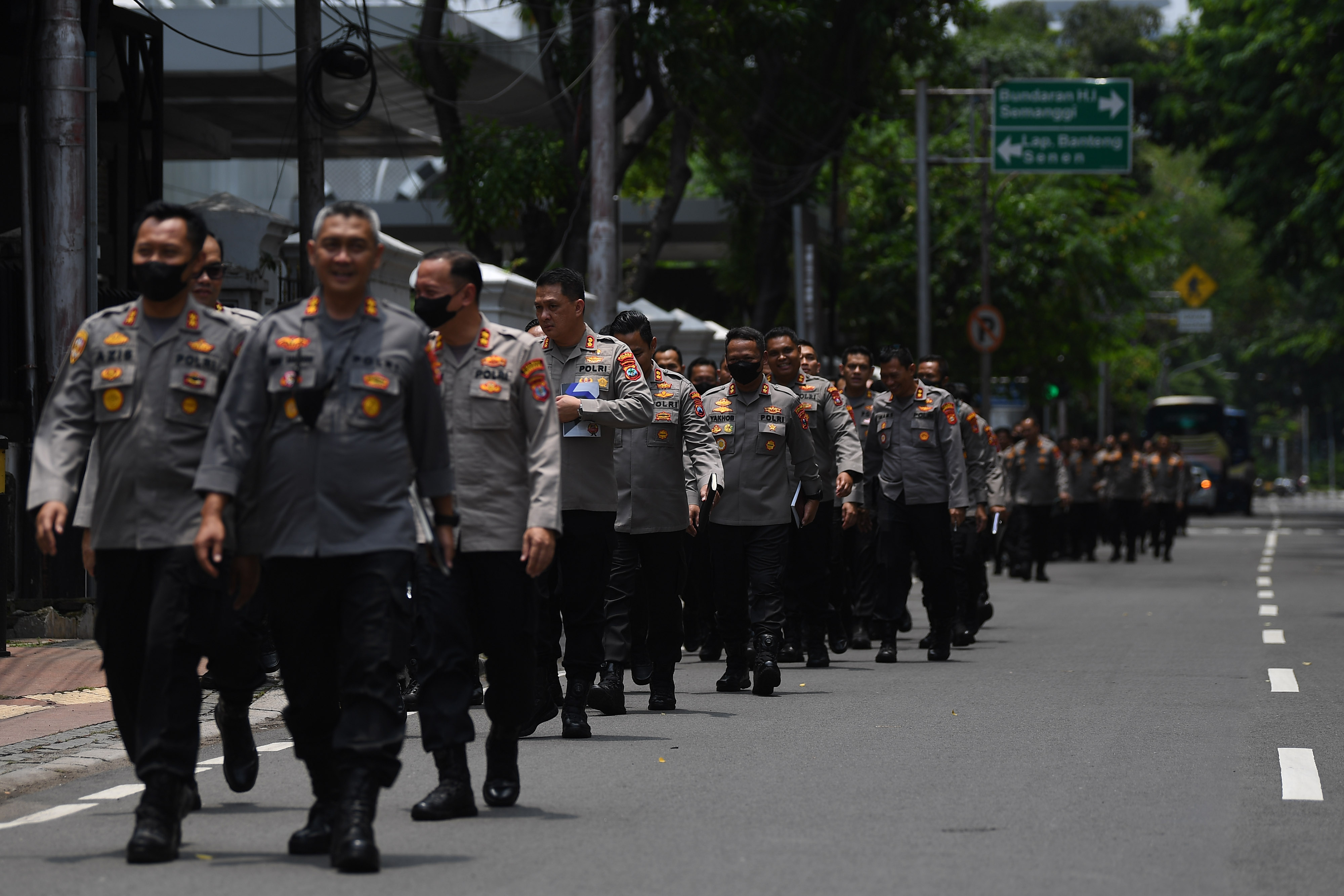 Sejumlah pejabat Polri tiba untuk melaksanakan shalat Jumat sebelum menuju Istana Negara di Jakarta
