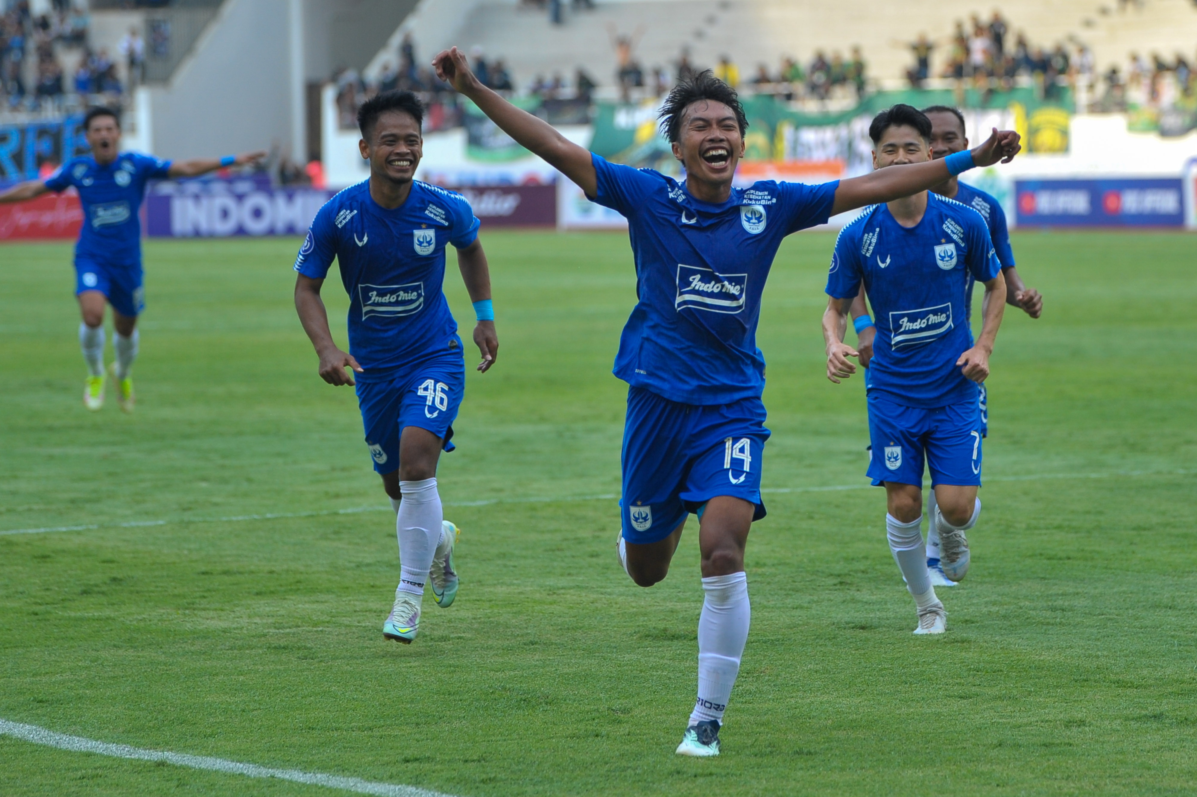 Pesepak bola PSIS Semarang Riyan Ardiansyah (tengah) melakukan selebrasi usai mencetak gol dalam laga lanjutan BRI Liga 1 