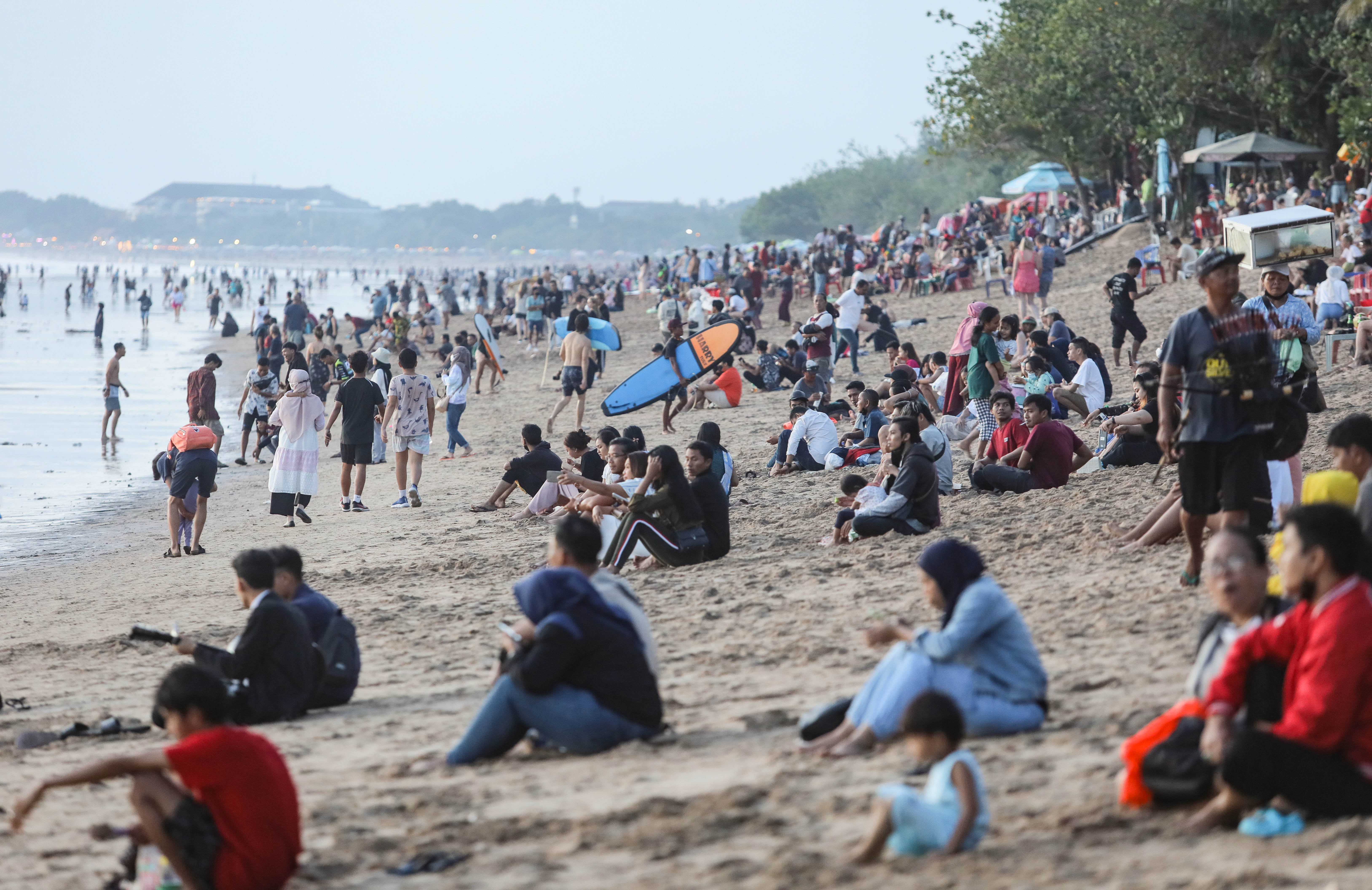 Wisatawan membanjiri Pantai Wisata Kuta, Bali.