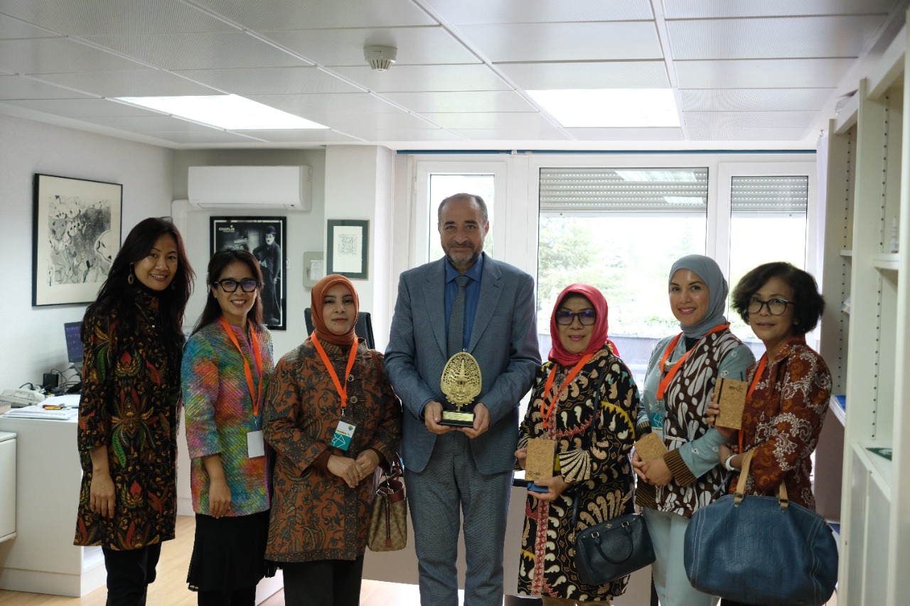 Pengurus DWP KBRI Madrid di GSD International School Buitrago.