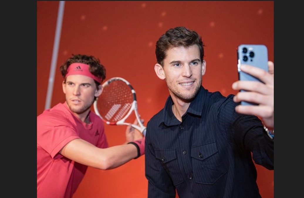 Petenis Austria Dominic Thiem berpose dengan patung lilin dirinya di Madame Tussauds Wina.