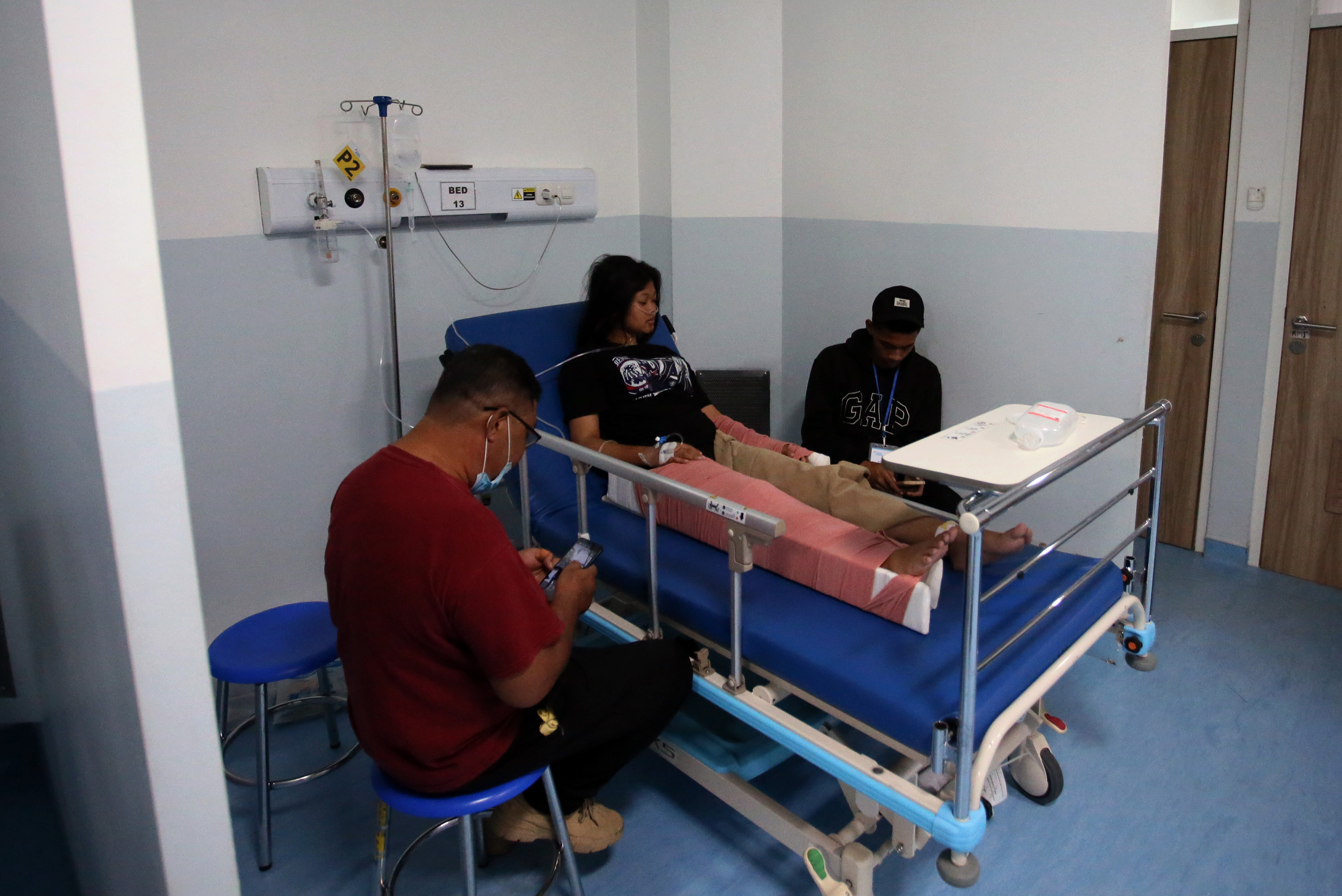 Seorang korban Tragedi Kanjuruhan dirawat di IGD RS Wava Husada Kepanjen, Malang, Jawa Timur.