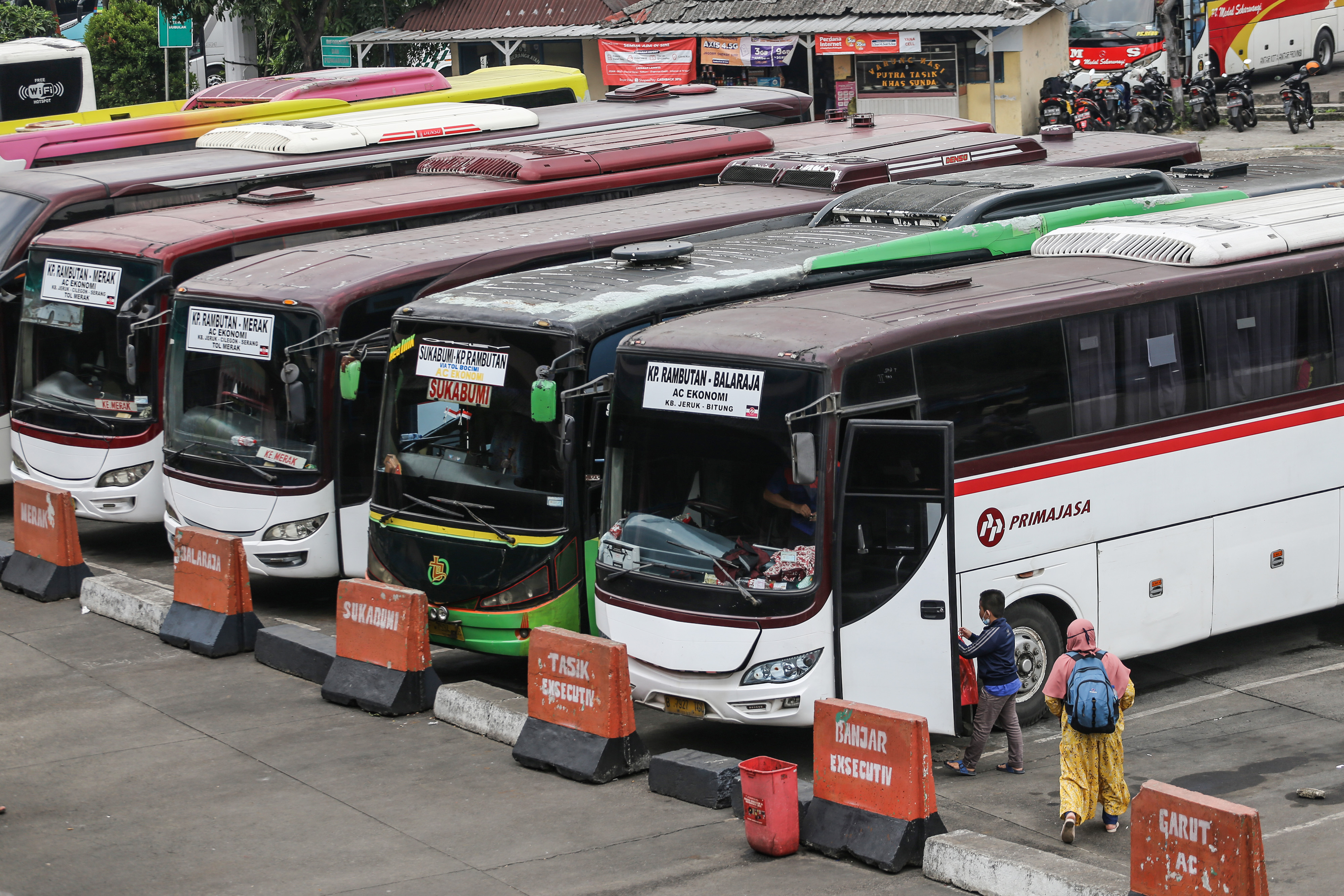 Dereta bus AKAP di Terminal Kampung Rambutan, Jakarta.