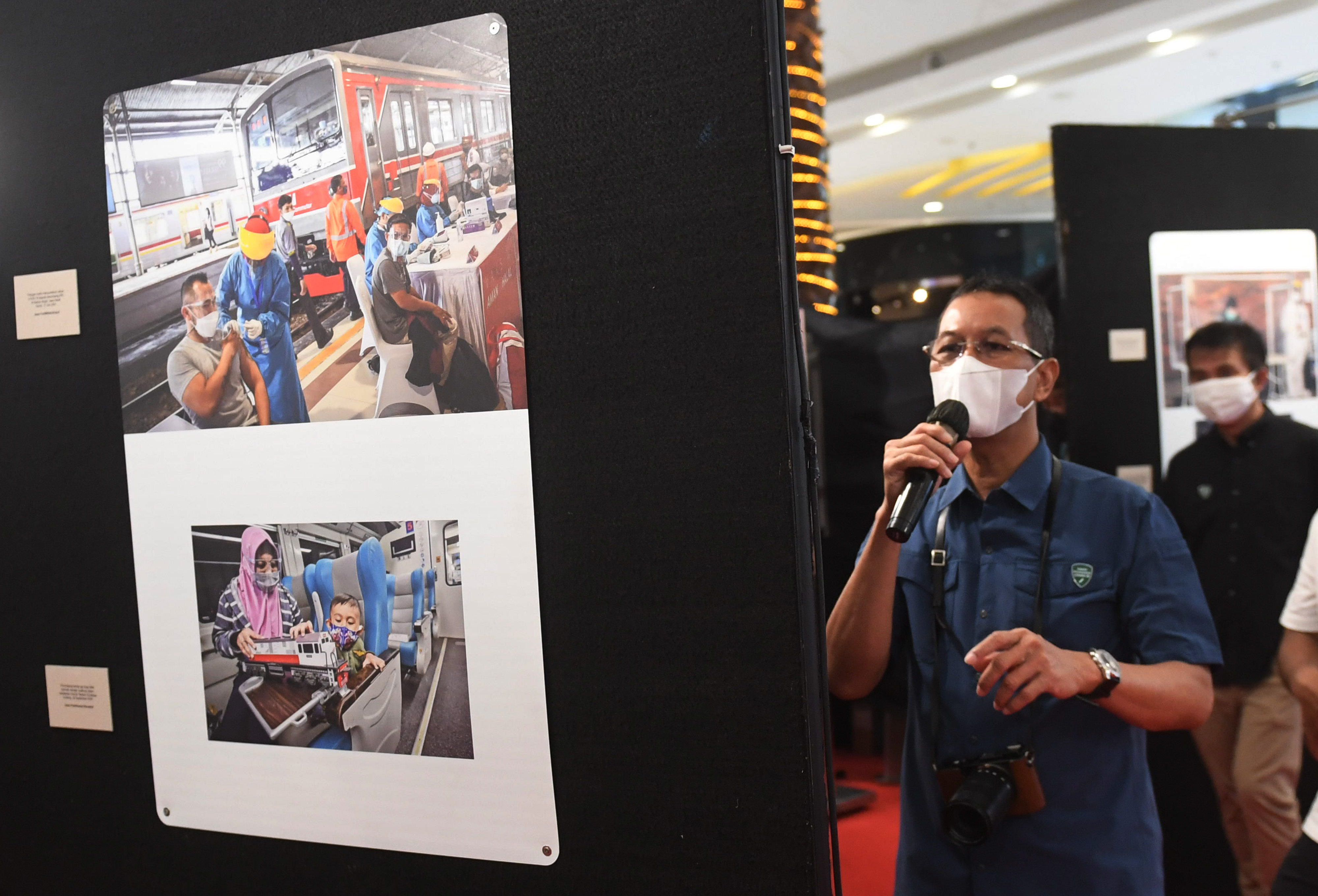 Heru Budi Hartono saat melihat pameran foto di Jakarta.