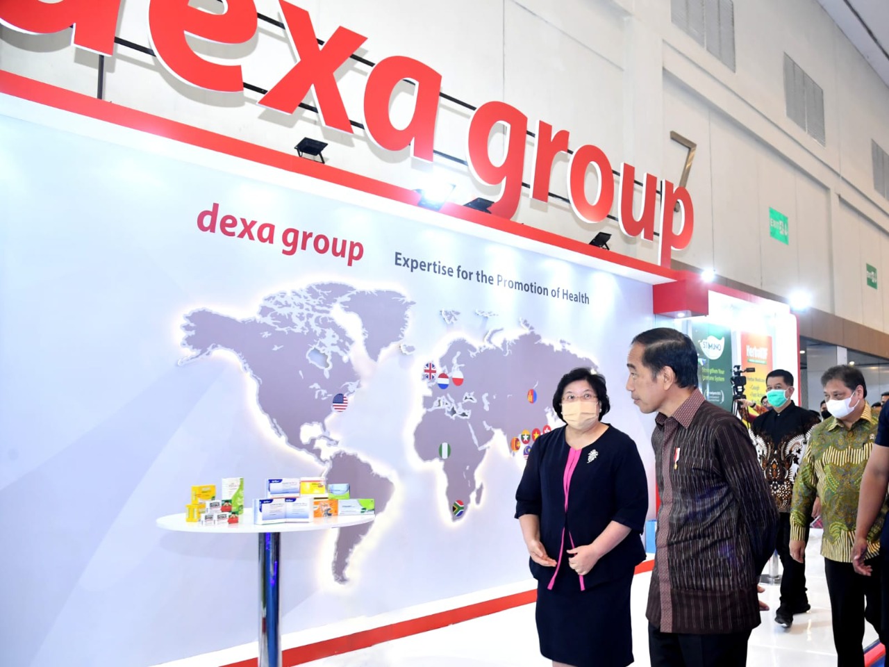 Presiden RI Joko Widodo didampingi Komisaris Utama Dexa Group Gracianti Soetikno saat mengunjungi booth Dexa Group di acara Trade Expo.