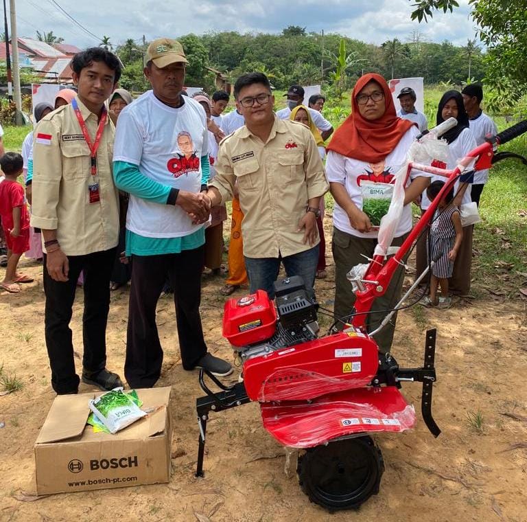 Relawan Prov. Jambi memberikan bantuan alat tani Cultivator dan bibit kepada kelompok tani Sumber Rukun di Kelurahan Paal Merah, Kab. Muaro 