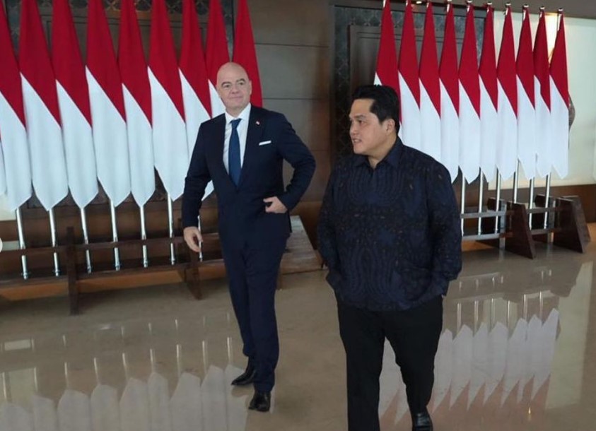 Menteri BUMN Erick Thohir (kanan) menyambut kedatangan Presiden FIFA Gianni Infantino di Jakarta.
