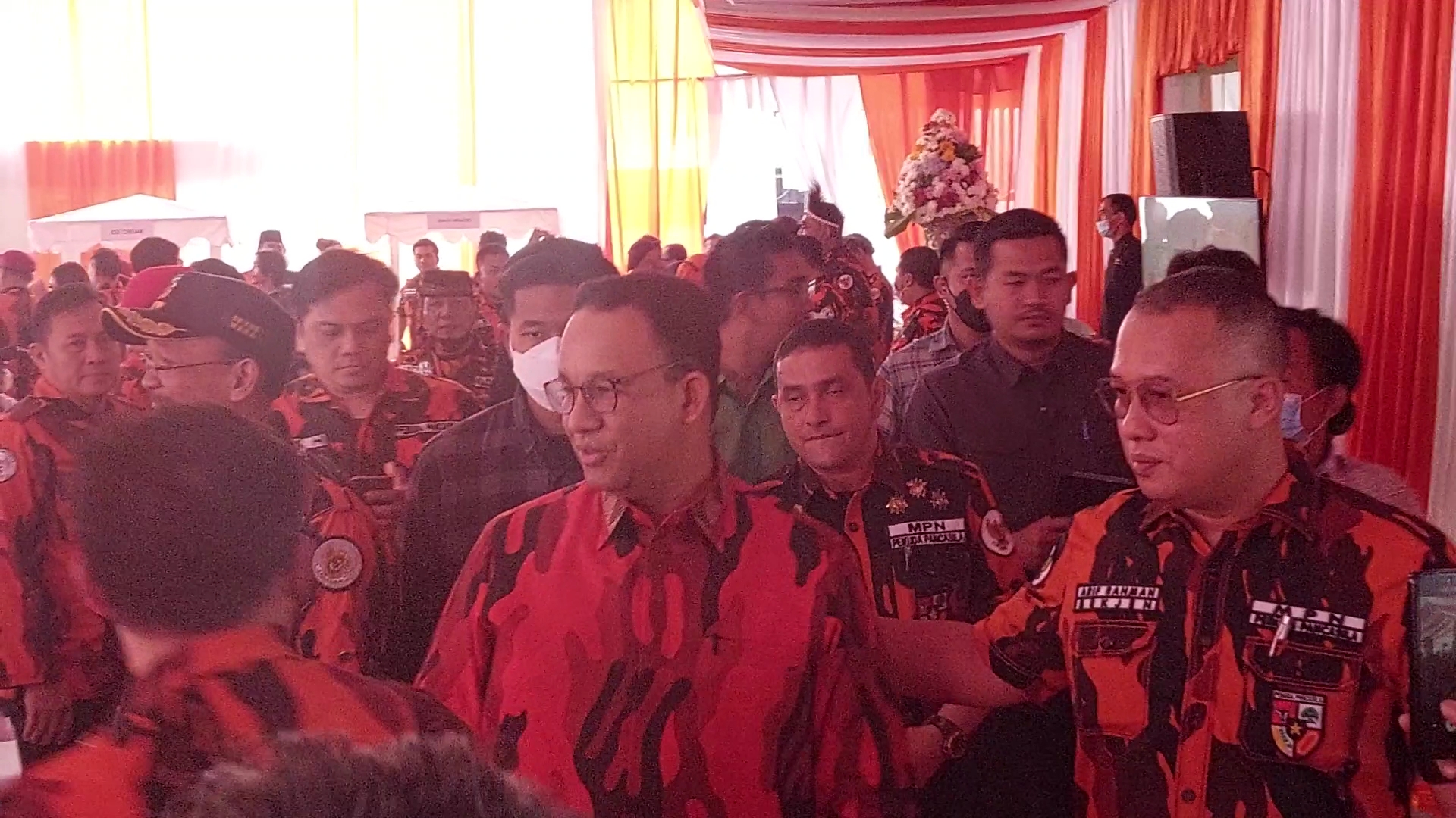 Gubernur DKI Jakarta Anies Baswedan (tengah)