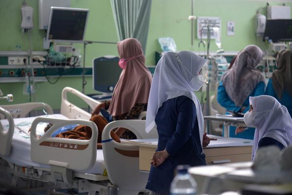 Dokter merawat pasien anak penderita gagal ginjal akut di ruang Pediatrik Intensive Care Unit (PICU) Rumah Sakit Umum Daerah Zainal Abidin, 