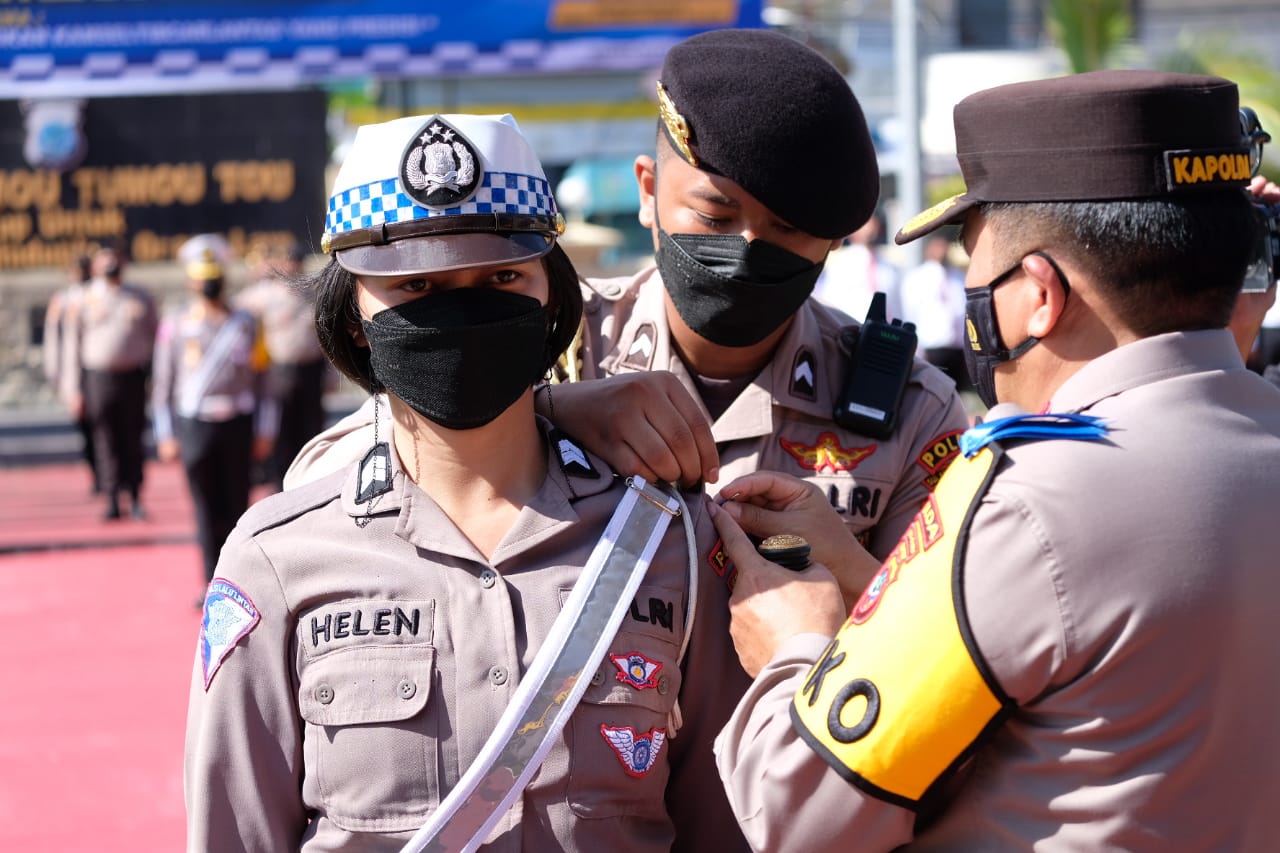 Kapolda Sulawesi Utara Irjen Mulyatno menyematkan pita tanda Operasi Zebra 2022