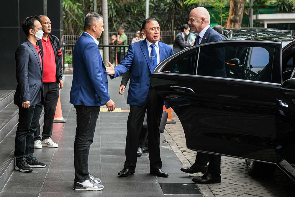 Ketua Umum PSSI Mochamad Iriawan (kiri)  dan Presiden FIFA Gianni Infantino 