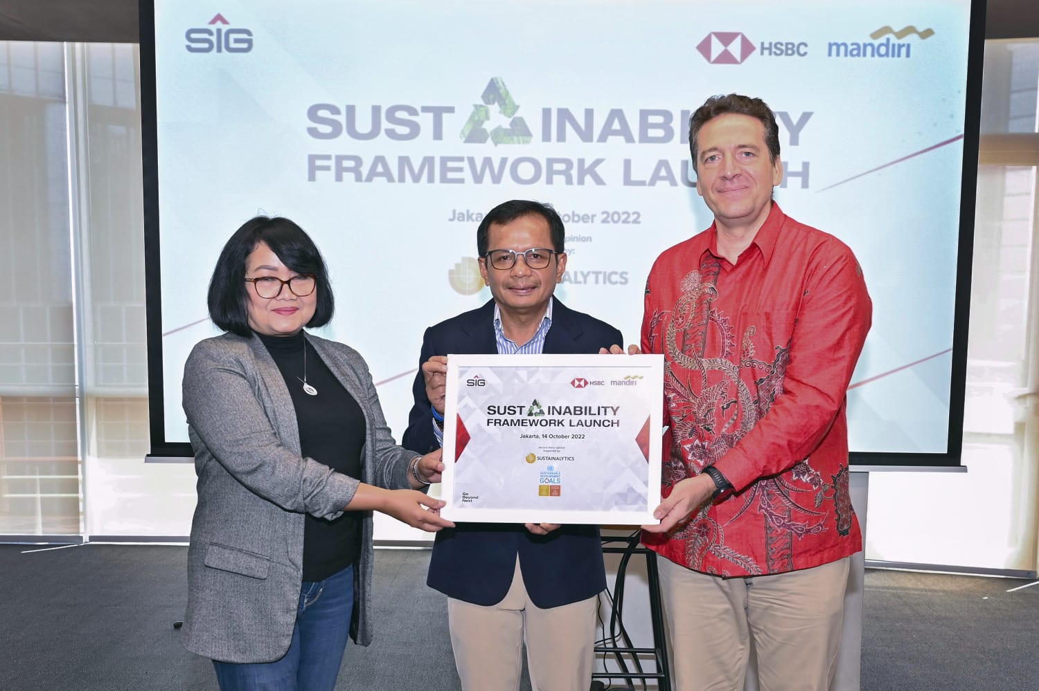 Direktur Utama SIG, Donny Arsal (tengah) menerima secara simbolis dokumen Sustainability Framework