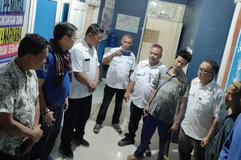 Anggota Komisi III DPR RI Hinca Panjaitan meninjau pecandu narkoba saat direhabilitasi 