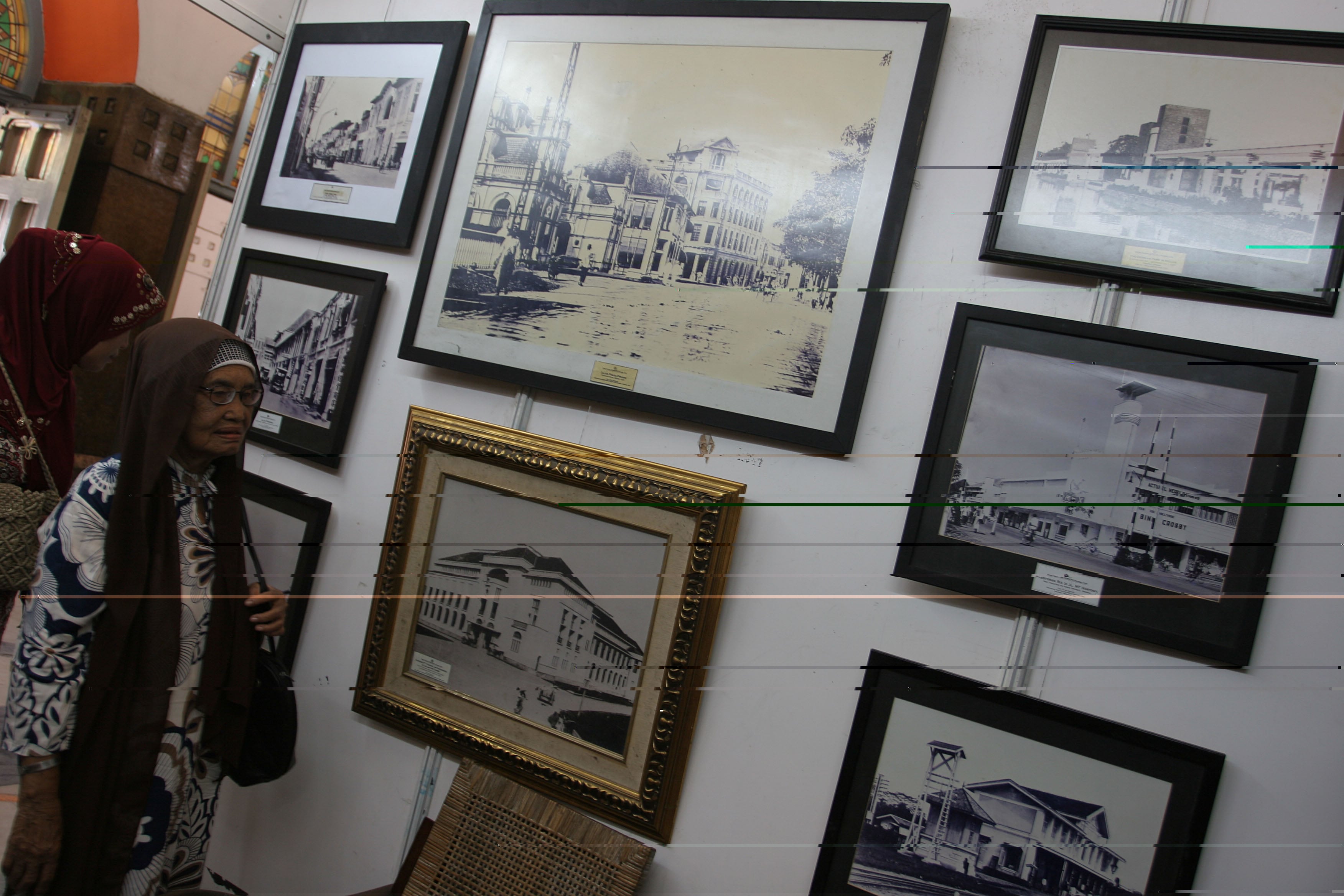 Warga tengah mengamati pameran foto-foto gedung tua dan bersejarah di Sumatra Utara