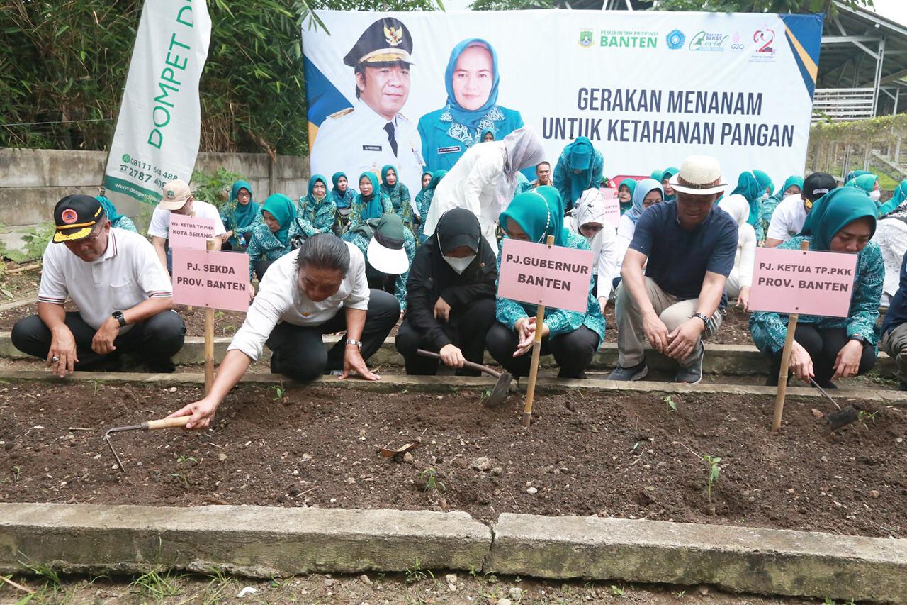 Pj Gubenrur Banten Al Muktabar di kegiatan  'Gerakan Menanam Untuk Ketahanan Pangan'