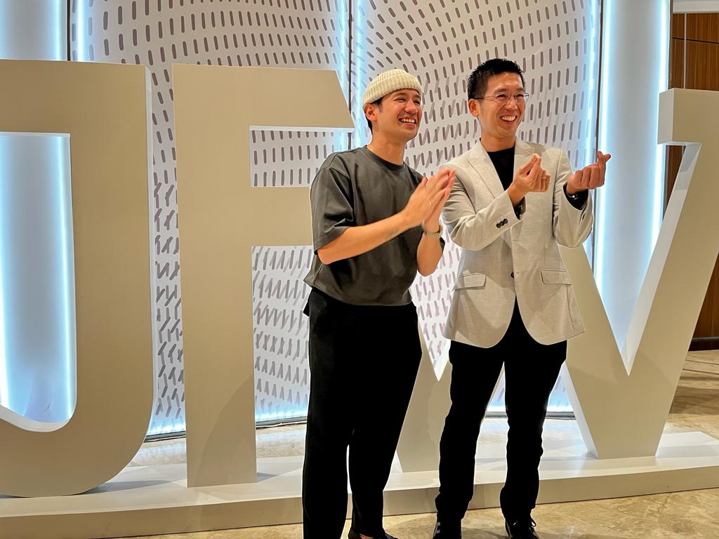 Founder Shining Bright, Tarra Budiman (kiri) dan CEO dari Rider Group Hanan Supangkat.