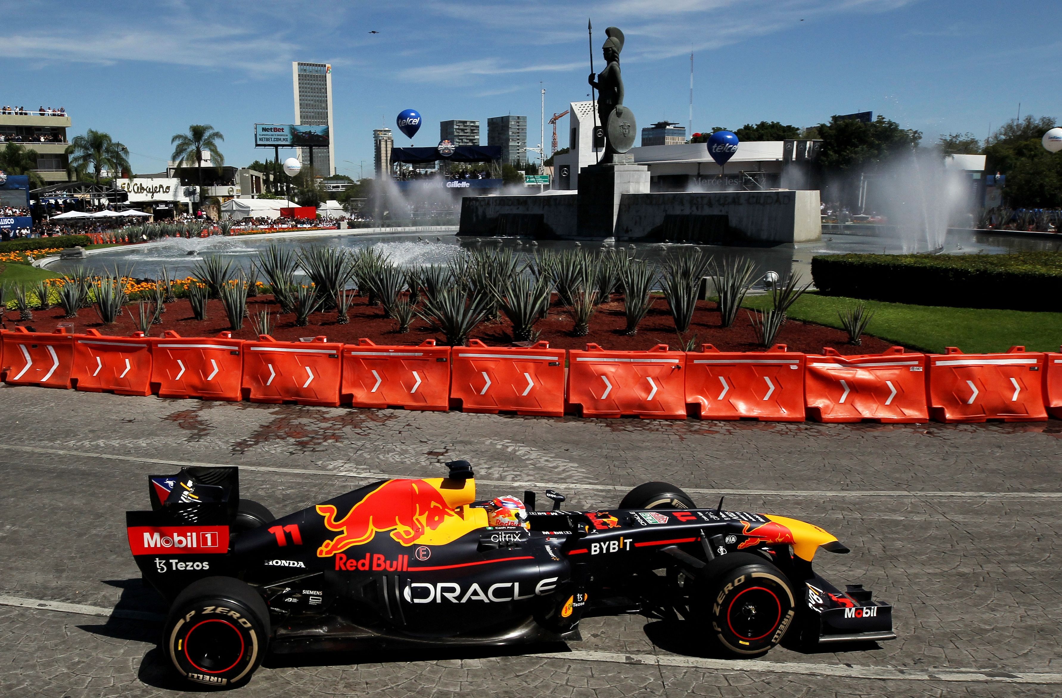 Mobil Tim Red Bull yang dikendarai pembalap Meksiko Sergio Perez saat berlaga di GP Formula 1 Meksiko, 25 Oktober 2022 lalu.