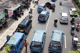  Sejumlah angkot ngetem sembarangan saat menunggu penumpang di Jalan Margonda, Depok, Jawa Barat. 