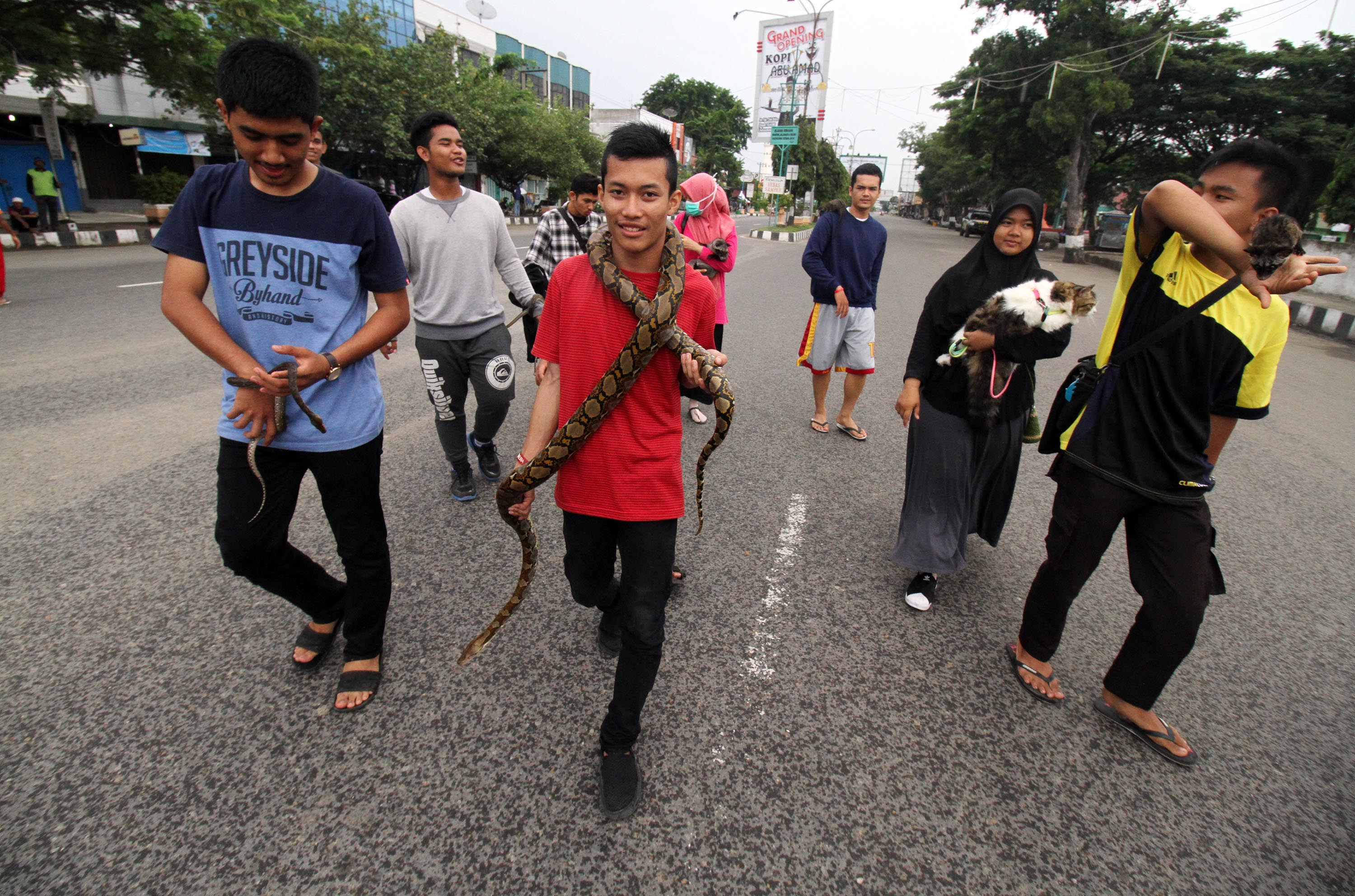 Remaja komunitas bermain hewan peliharaan pada Hari Bebas Kendaraan Bermotor (HBKB) (Car Free Day) di jalan Merdeka Pusat Kota Lhokseumawe, 
