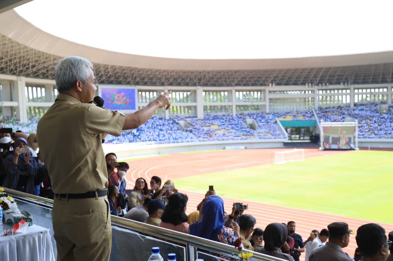 Gubernur Jateng Ganjar Pranowo menyapa puluhan ribu pelajar yang mengikuti Festival Pelajar Nusantara di Stadion Manahan, Surakarta, Jateng.