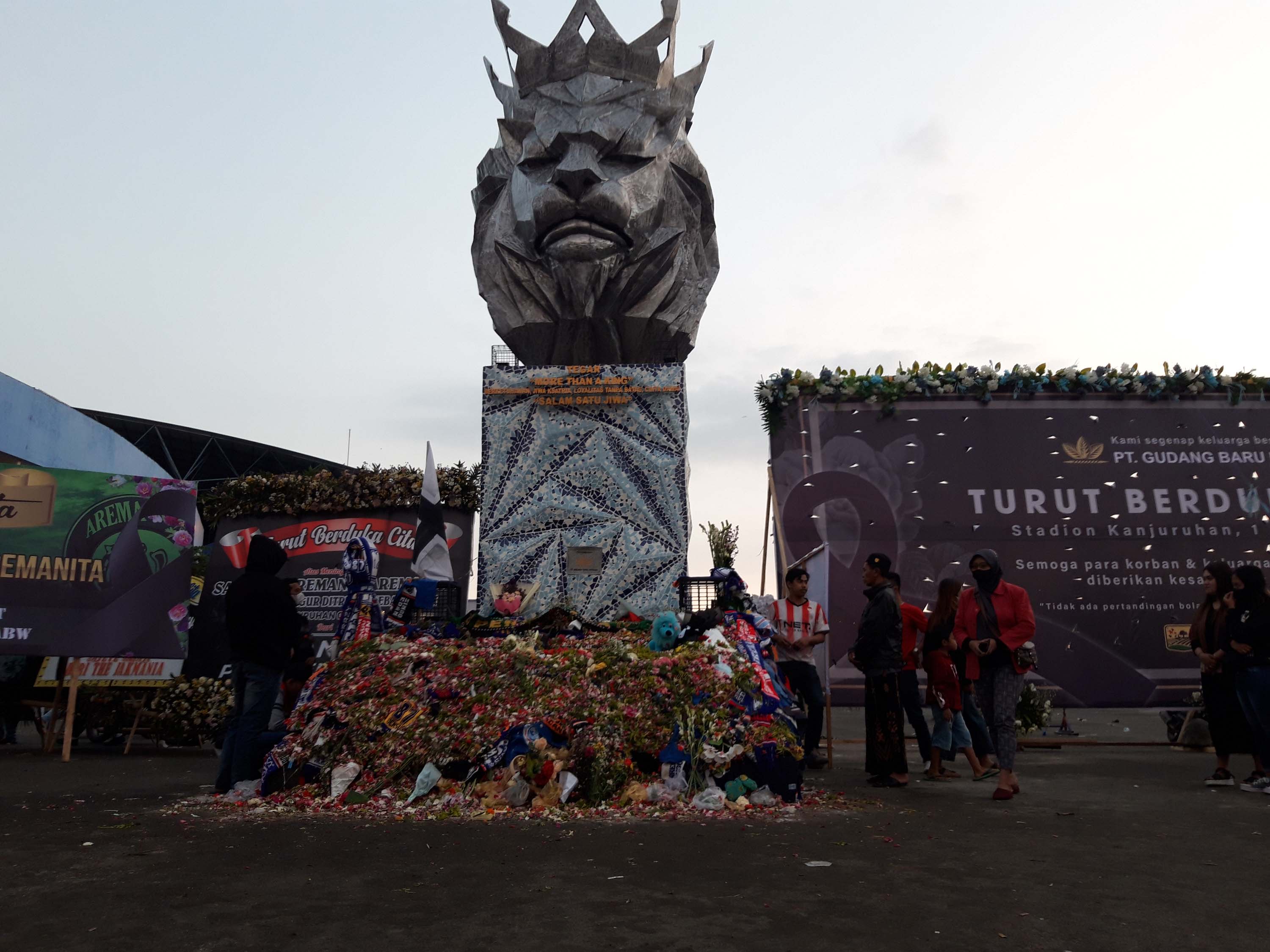 Warga berdoa dan menabur bunga untuk para korban Tragedi Kanjuruhan di Stadion Kanjuruhan, Malang, Jawa Timur.
