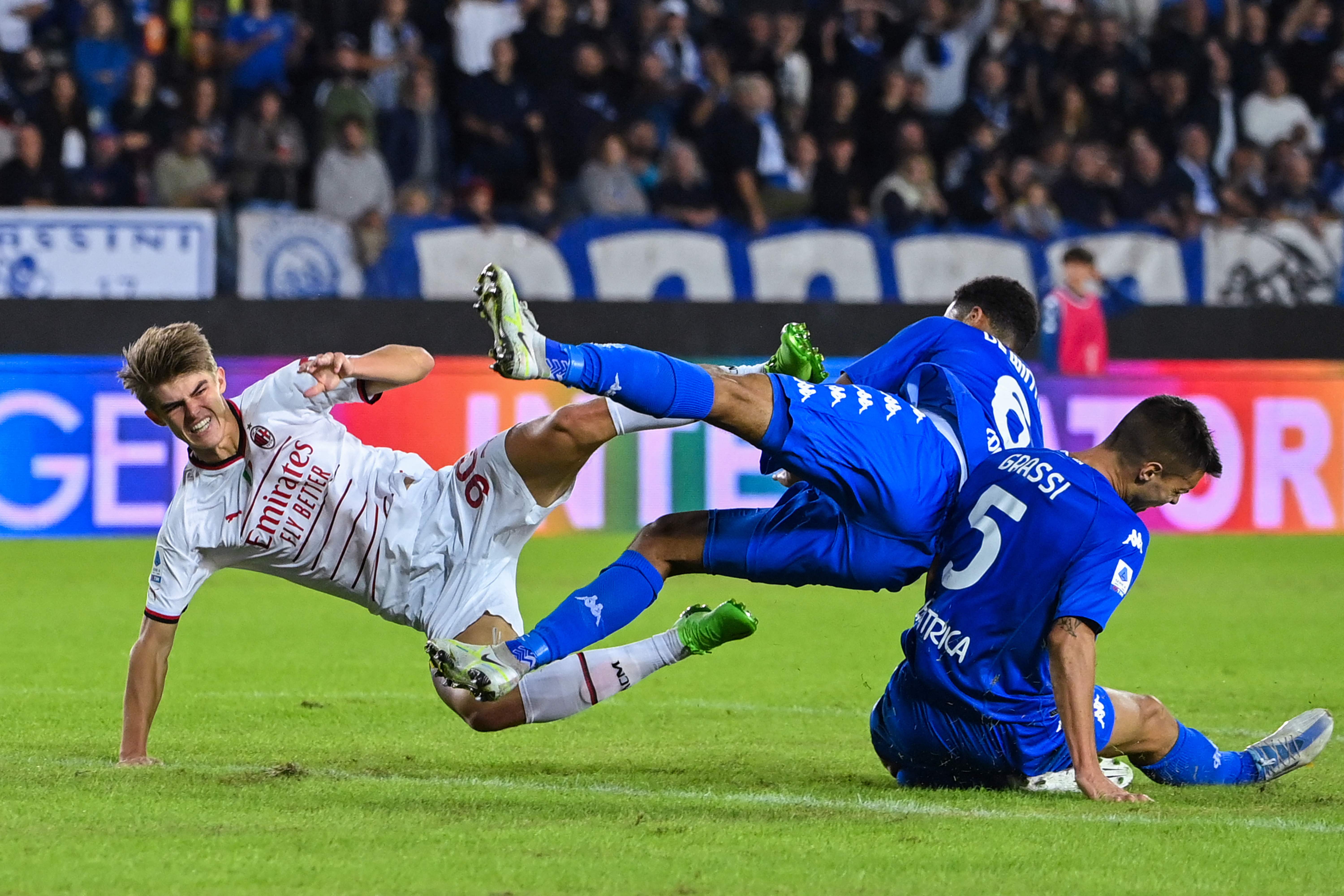 Gelandang AC Milan Charles De Ketelaere beradu kaki dengan pemain Empoli Koni de Winter di laga Seri A Liga Italia, Sabtu (1/10).