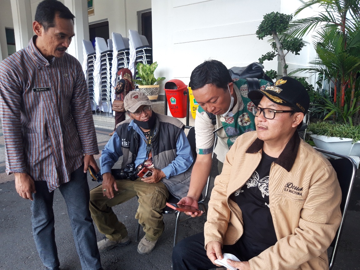 Wali Kota Malang Sutiaji (kanan) saat memantau unjukrasa Aremania di depan Balai Kota Malang, Jawa Timur, Kamis (27/10).