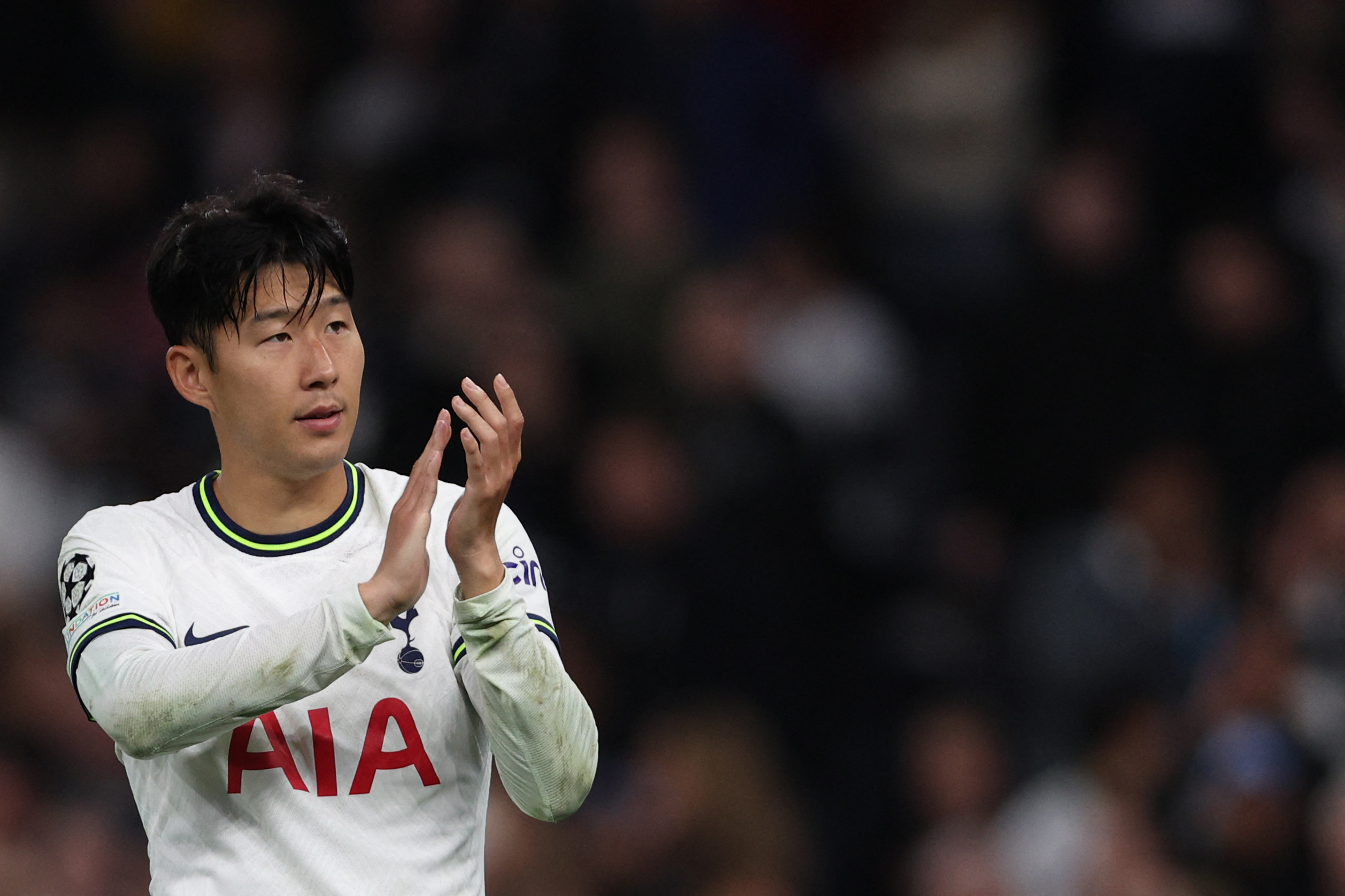 Penyerang Tottenham Hotspur Son Heung Min menyapa para pendukung usai laga Liga Champions melawan Eintracht Frankfurt