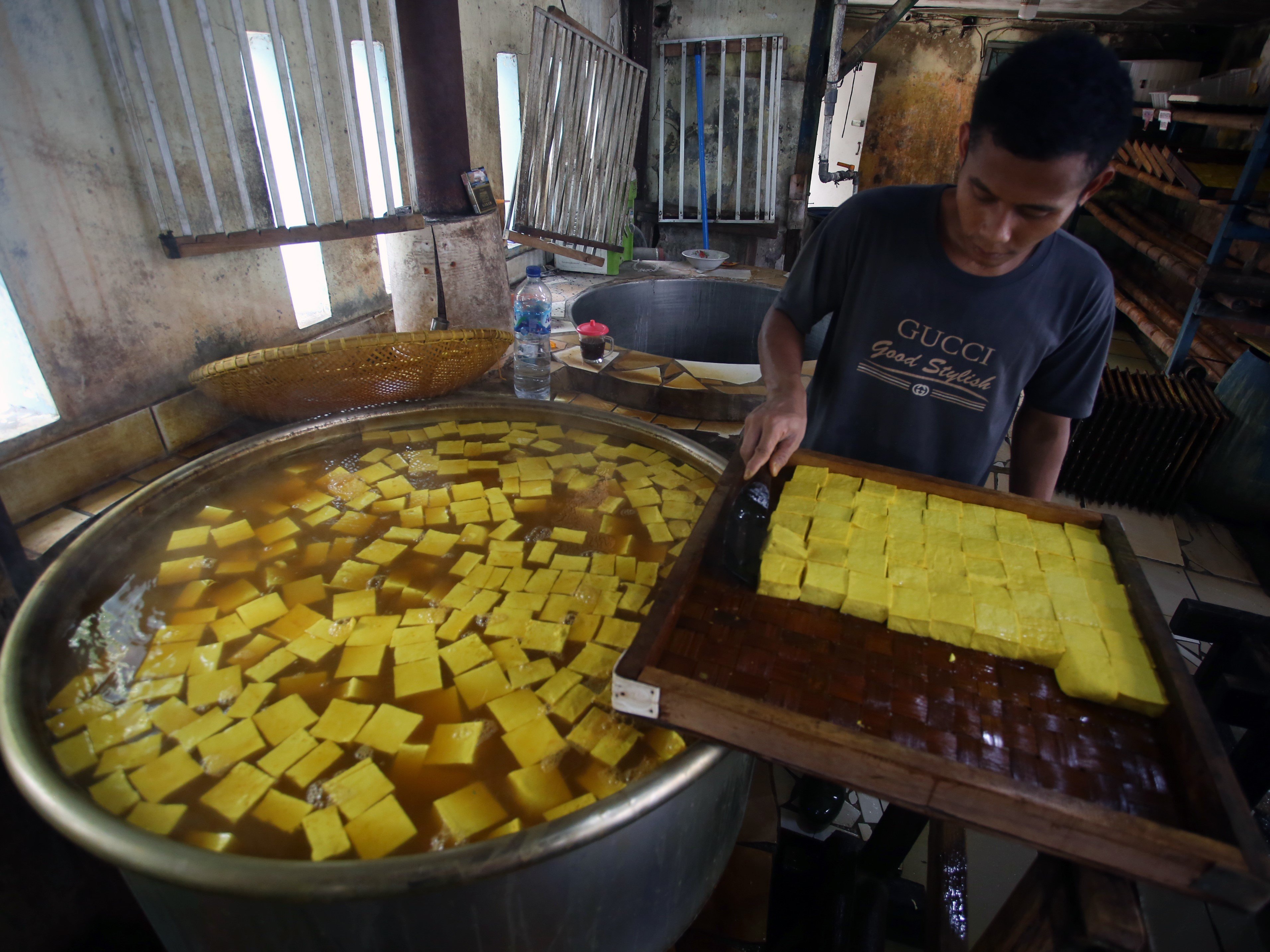 Pekerja memproduksi tahu di sebuah industri rumahan di Petukangan, Jakarta, Jumat (30/9/2022).