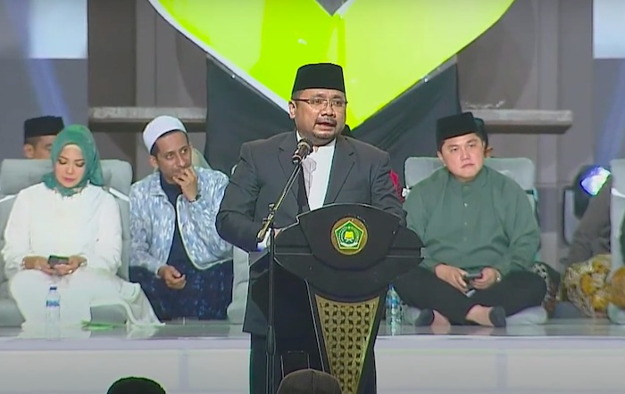 Menag Yaqut Cholil Qoumas menyampaikan sambutan saat peringatan Hari Santri Nasional 2022 yang juga dihadiri Menteri BUMN Erck Thohir. 