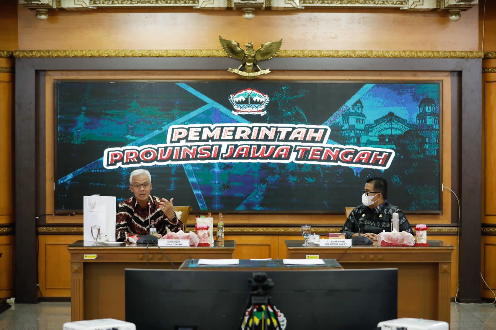 Gubernur Jateng Ganjar Pranowo (kiri) dan Pj Gubernur Sulbar Akmal Malik, berdioalog di Kantor Gubernur Jateng, Kota Semarang. Senin (3/10)