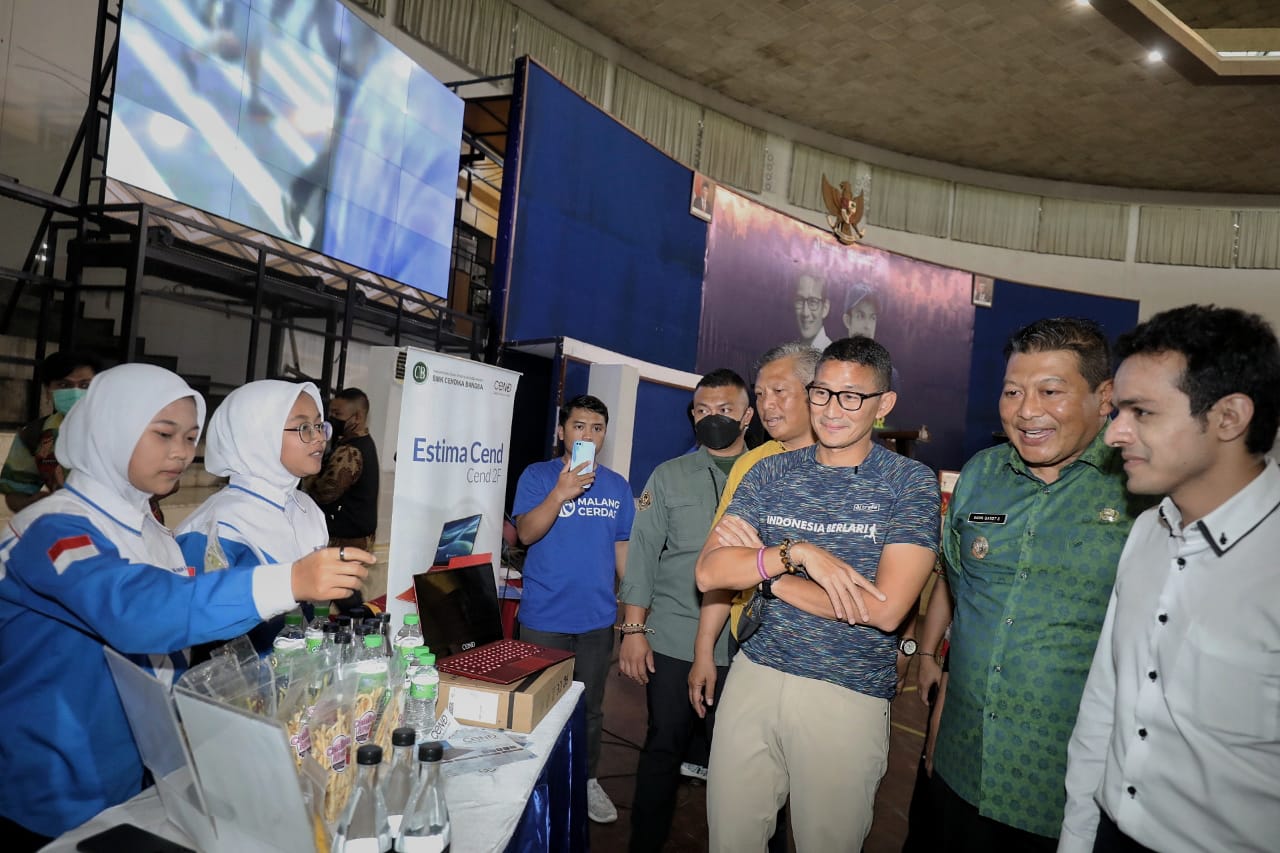 Menparekraf Sandiaga Uno mengunjungi stand pelajar usai seminar Malang Enterpreneur Summit 'Muda Berkarya Berdampak' di UMM, Selasa (26/10)