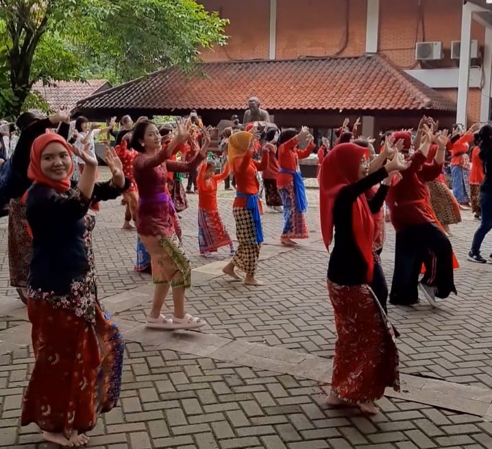 Para penari dari Komunitas Bakul Budaya FIB UI menarikan Tari Yapong karya Bagong Kussudiardja