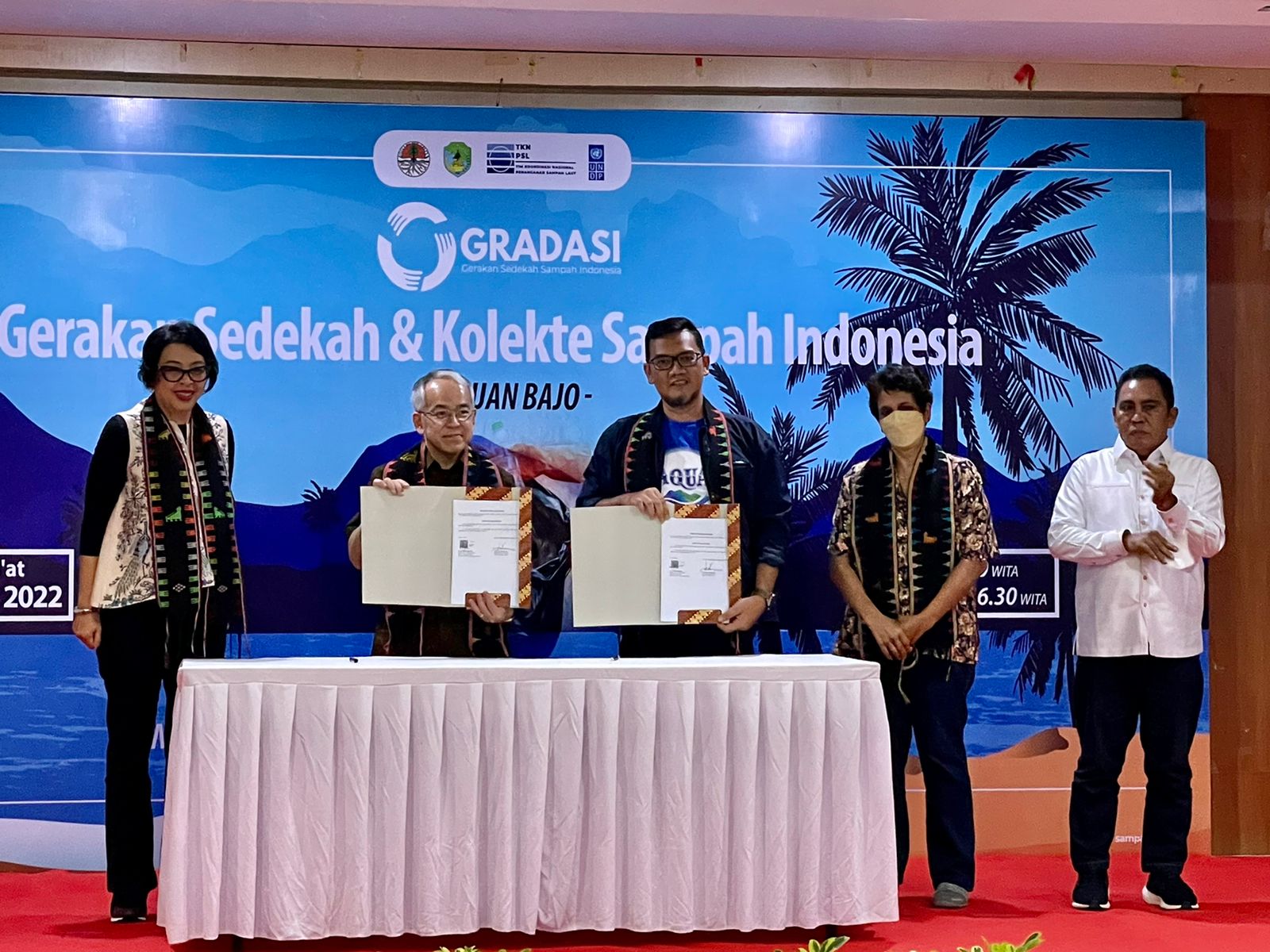 Penandatanganan MoU kerja sama Danone-Aqua, UNDP, dan TKN PSL dalam mendukung program Gradasi di Labuan Bajo, NTT.