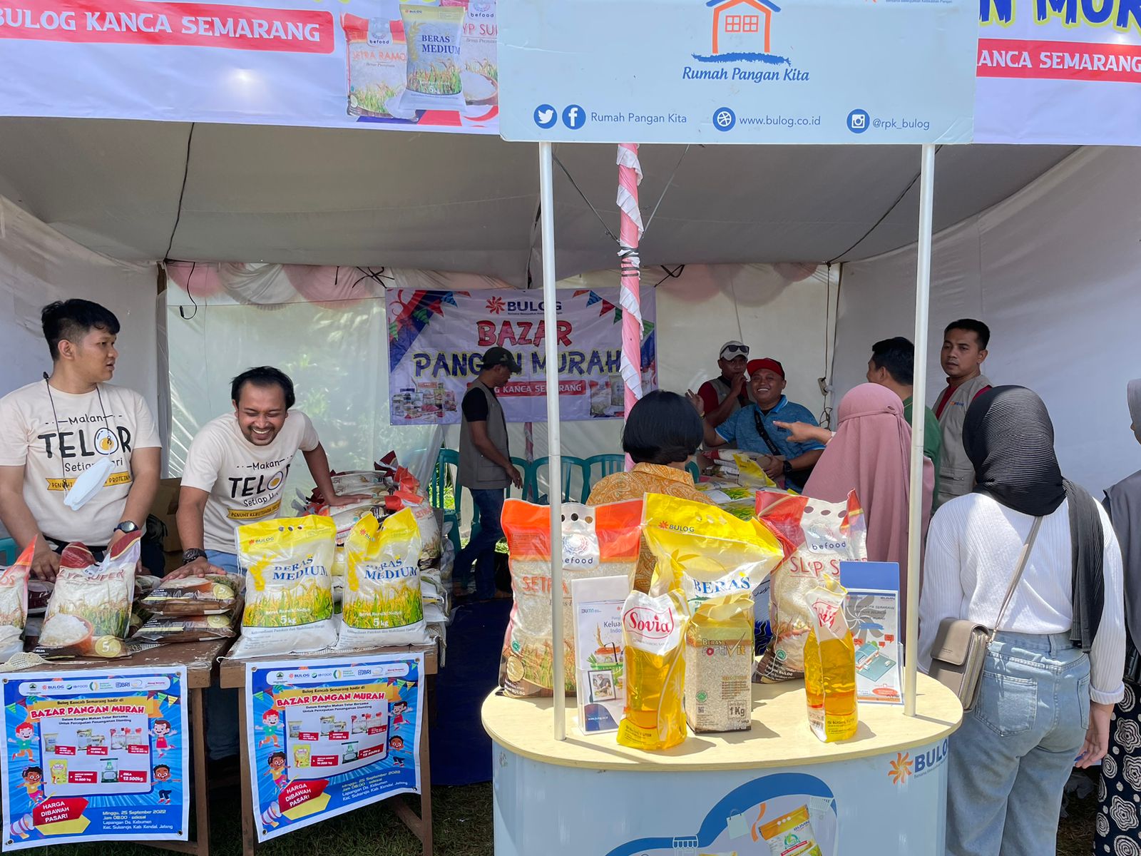 Perum Bulog Jateng menggelar pasar murah di beberapa lokasi untuk menjaga stabilitas harga pangan, Kamis (6/10/2022)