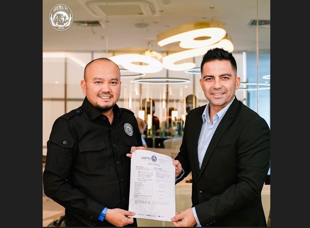 Pelatih Arema FC Javier Roca (kanan)