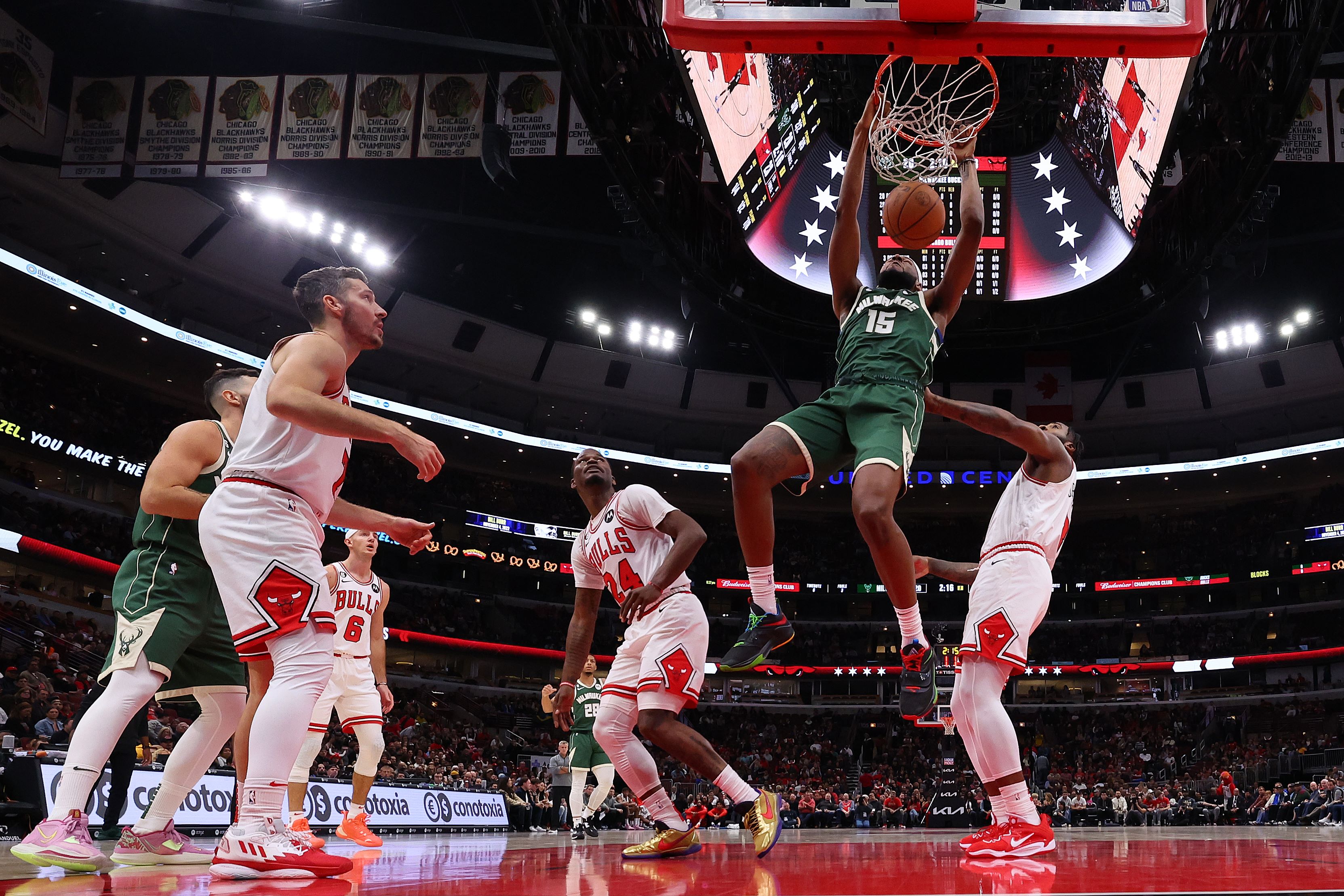 Aksi pemain naturalisasi Indonesia Marques Bolden (nomor 15) saat membela Milwaukee Bucks pada laga pramusim NBA, Selasa (11/10).