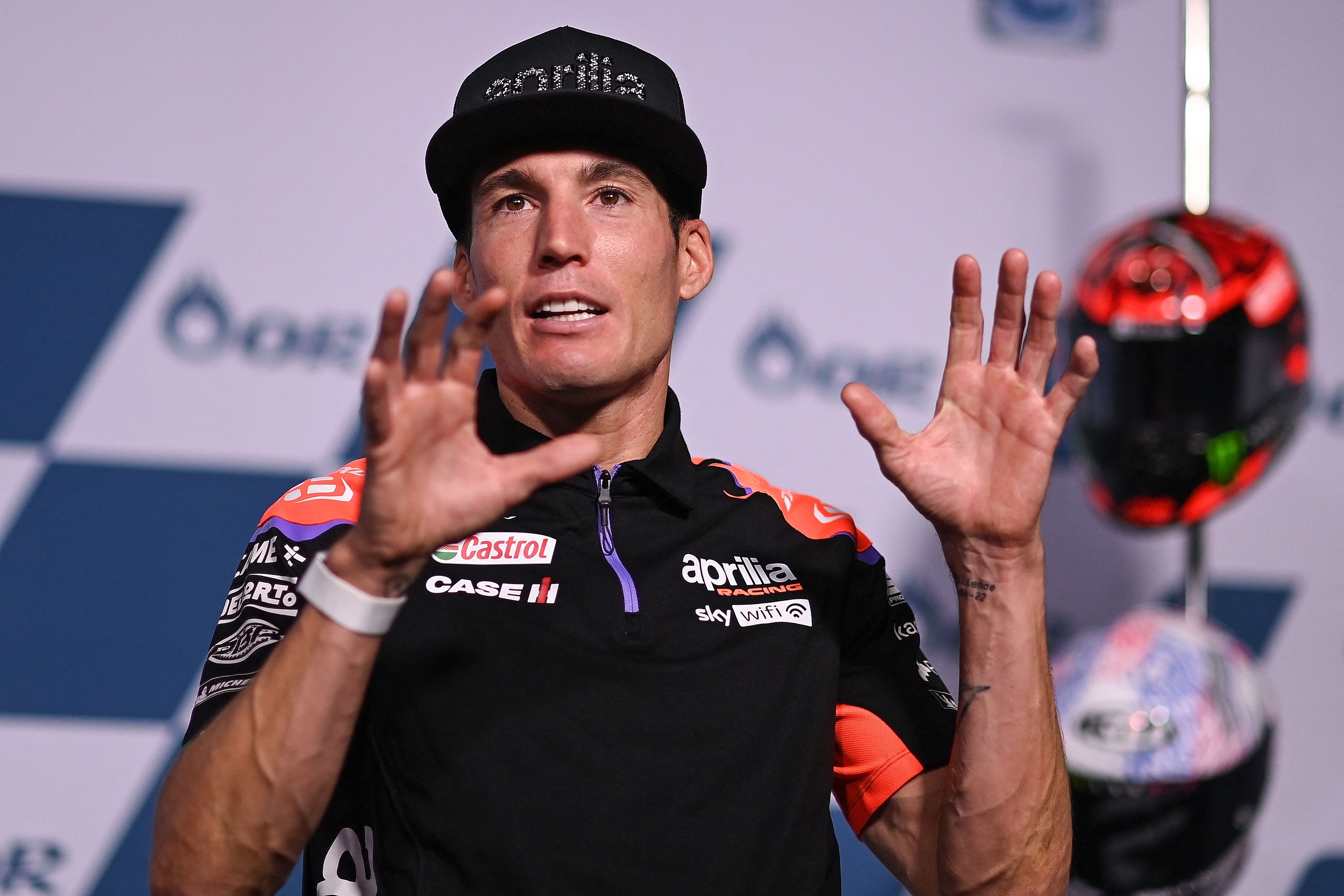 Pembalap MotoGP Aleix Espargaro saat menyampaikan keterangan pers.