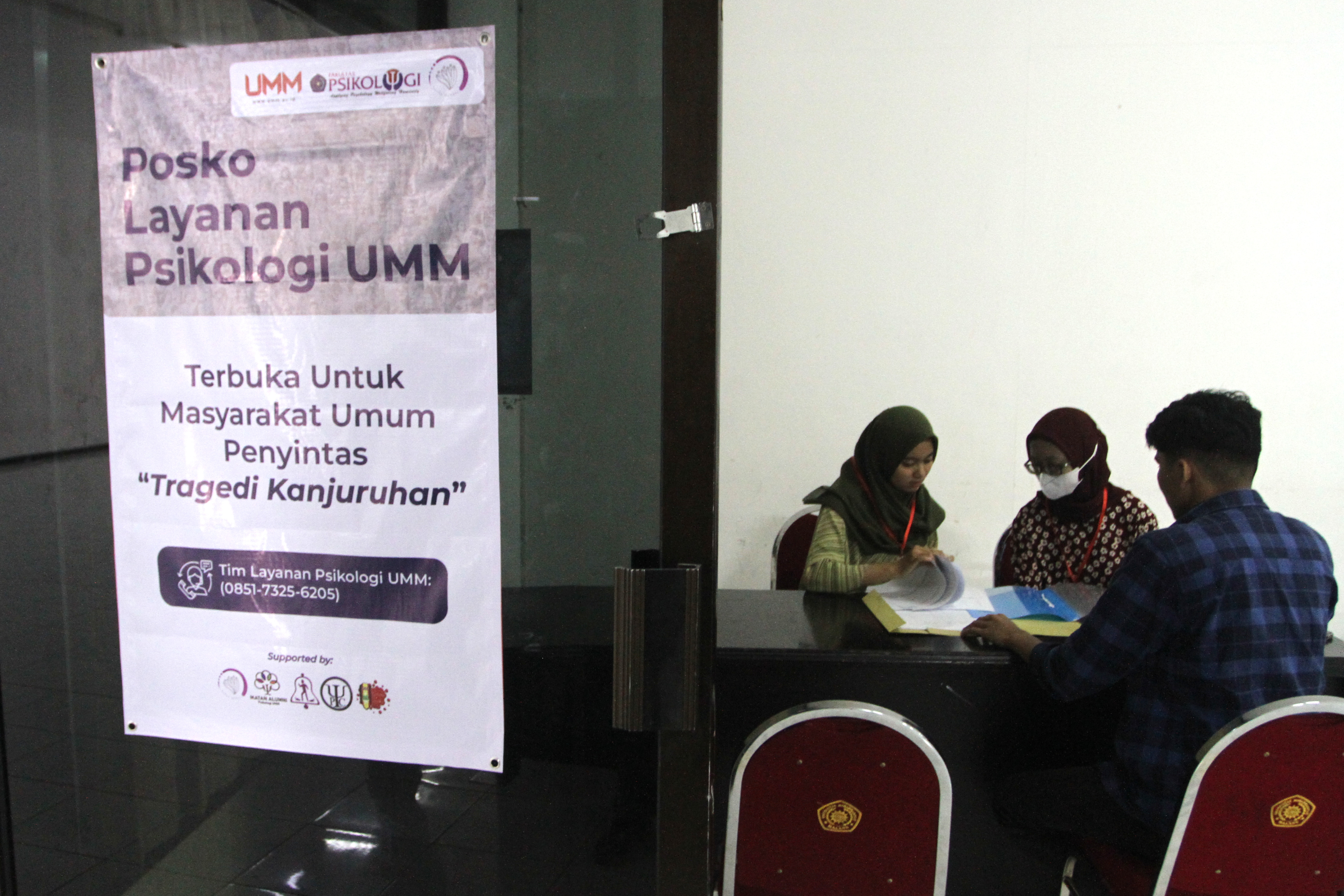 Posko layanan trauma healing bagi korban tragedi Kanjuruhan di Universitas Muhammadiyah Malang, Jawa Timur, Sabtu (15/10).