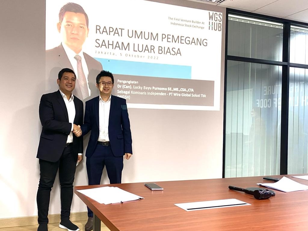 Lucky Bayu Purnomo (kiri).