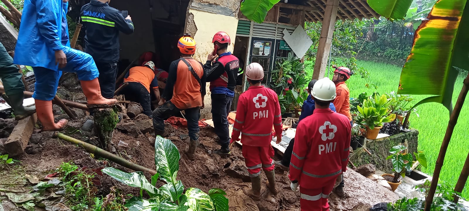 Petugas mengevakuasi korban tertimbun longsor yang merupakan bapak dan anak di Kampung Cibunar 2 RT 19/05, Sukabumi, Minggu (23/10).