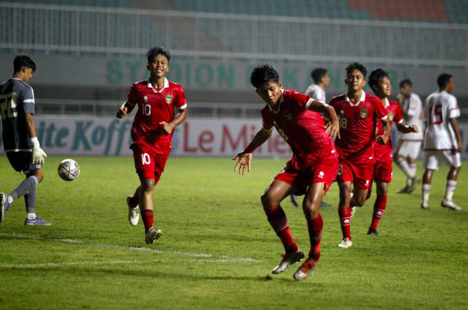 Pesepak bola Timnas U-17 Indonesia Arkhan Kaka Putra (tengah) melakukan selebrasi setelah mencetak gol.