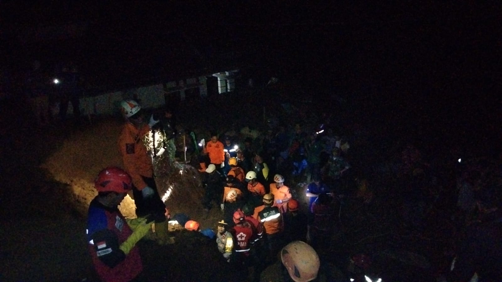 Sejumlah petugas sedang membersihkan material longsor di Kampung Cileutik, Kecamatan Caringin, Kabupaten Sukabumi, Jabar, Senin (24/10).