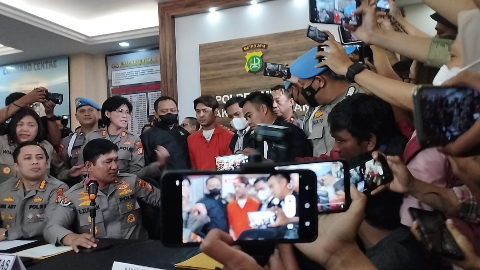 Rizky Billar memakai rompi oranye di Polda Metro Jaya, Jakarta.